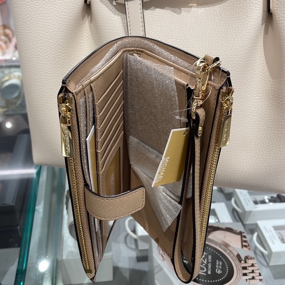 MICHAEL KORS LARGE DOUBLE ZIP WRISTLET wallet, clutch,
Bisque - Picture 6 of 16